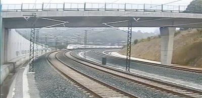 時速190公里的列車通過一個限速80公里的急轉(zhuǎn)彎。