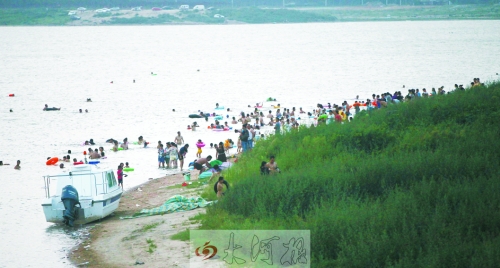 龍湖成為“第一浴場”，對市民是堵還是疏值得探討。