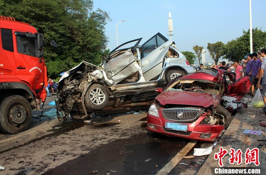 　　8月27日，四川宜賓城區(qū)濱江環(huán)線公路發(fā)生一起3車連環(huán)相撞的交通事故，已致4死2重傷。目前，2名重