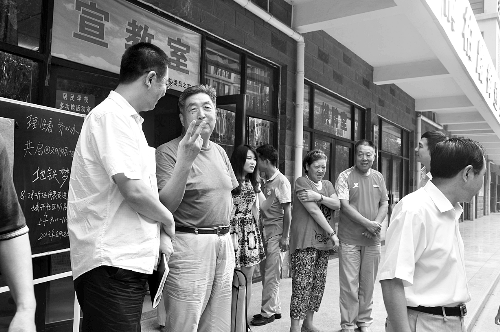盧法舜（左二）伸出兩根手指，建議實行2元通票制。