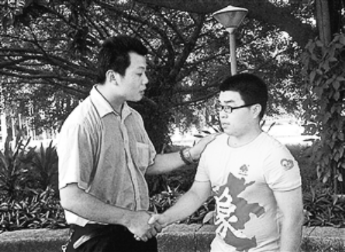 　王強(qiáng)（左）幫助的林富軍，今年考上了深圳大學(xué)。