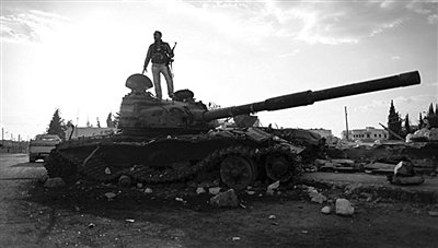 9月8日，敘利亞Zabadani，一名敘利亞反對(duì)派武裝人員站在廢棄的政府軍坦克上。