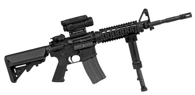 M4 卡賓槍，戰(zhàn)斗全重：3.4公斤，最大有效射程：600米，全槍長(zhǎng)：840mm，空槍重：2.88公斤