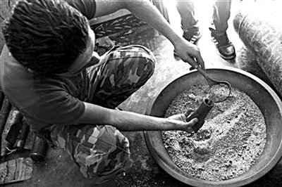 10日，敘反對(duì)派人員正在制作武器。