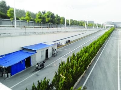 隧道內(nèi)堆放著大量生活用品。