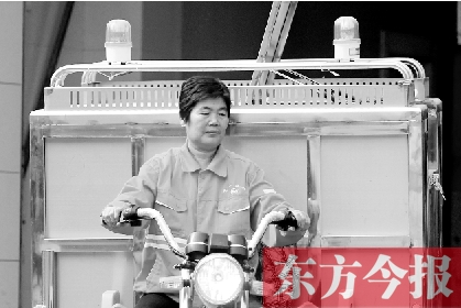 鄭州市金水區(qū)目前發(fā)放的第一批30輛新垃圾清運車，已投入使用