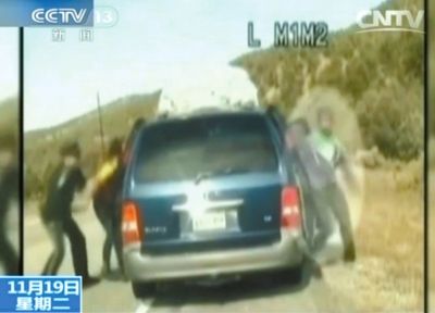 雷爾與警察爭執(zhí)，費雷爾兒子下車試圖保護媽媽。