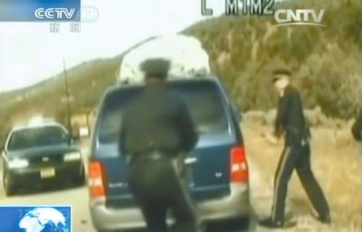 費雷爾再次上車，警察拿警棍砸車窗。