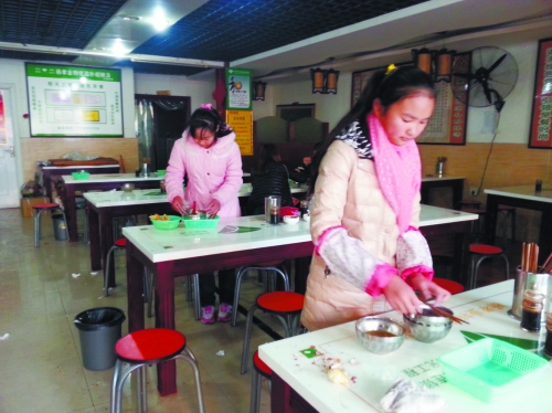 參加體驗(yàn)的兩名學(xué)生成功“入職”后,開始收拾餐桌。