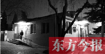 1月13日晚9點(diǎn)20分，鄭州市嵩山路與伊河路交叉口西北角的生態(tài)廁所依然開著燈