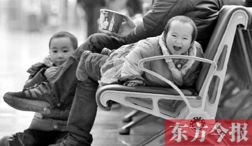 鄭州東站候車長椅上，哈哈，馬上回家過年有禮物收了