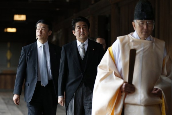 當?shù)貢r間2013年12月26日，日本東京，日本首相安倍晉三抵達靖國神社。