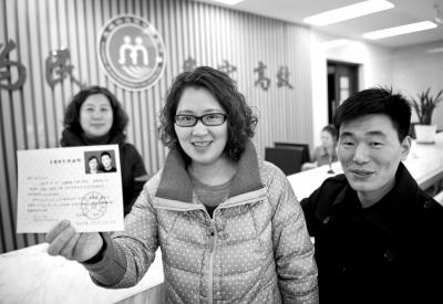2014年1月27日，浙江臺(tái)州，王傳遠(yuǎn)、陳芳芳夫妻倆舉起再生育證向人們展示。圖/東方IC