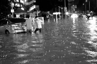 3月30日晚，深圳市區(qū)不少地段因暴雨積水，導(dǎo)致一些車輛在水中熄火。