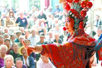 圖為8月15日戲曲演員在“流動舞臺車”上表演傳統(tǒng)地方戲《穆桂英下山》。