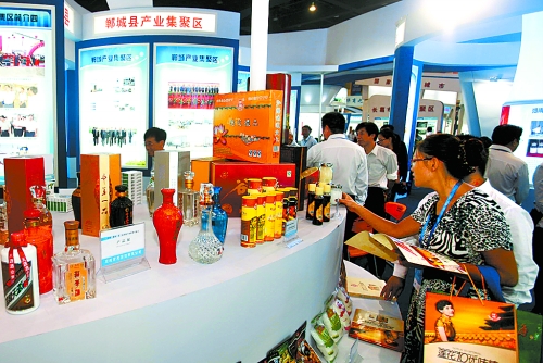 9月24日，2012中國（鄭州）產(chǎn)業(yè)轉(zhuǎn)移系列對(duì)接活動(dòng)產(chǎn)業(yè)轉(zhuǎn)移暨新型工業(yè)化成果展在鄭州國際會(huì)展中心舉行