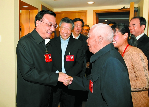 11月5日下午，中共中央政治局常委、國(guó)務(wù)院副總理李克強(qiáng)親切看望了參加中國(guó)共產(chǎn)黨第十八次全國(guó)代表大會(huì)的
