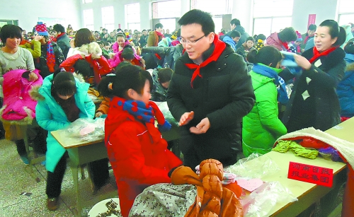 1月20日，省直團(tuán)工委組織19個(gè)省直廳局的38名青年干部，來到三門峽市澠池縣果園鄉(xiāng)，開展“大手拉小手