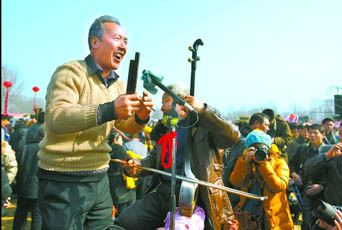 2月22日，寶豐馬街書會(huì)上，說(shuō)書藝人正在表演。記者 史長(zhǎng)來(lái) 攝