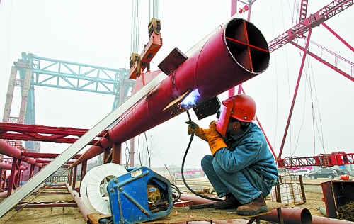 2月25日，在跨越南水北調(diào)總干渠的鄭州新鄭南段十里鋪公路橋施工現(xiàn)場，建設(shè)者在緊張地施工。