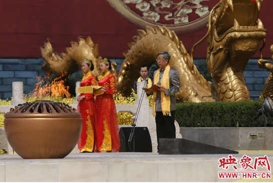 中華炎黃文化研究會(huì)會(huì)長(zhǎng)許嘉璐宣讀拜祖大典拜祭文。映象網(wǎng)記者 邵恰 攝