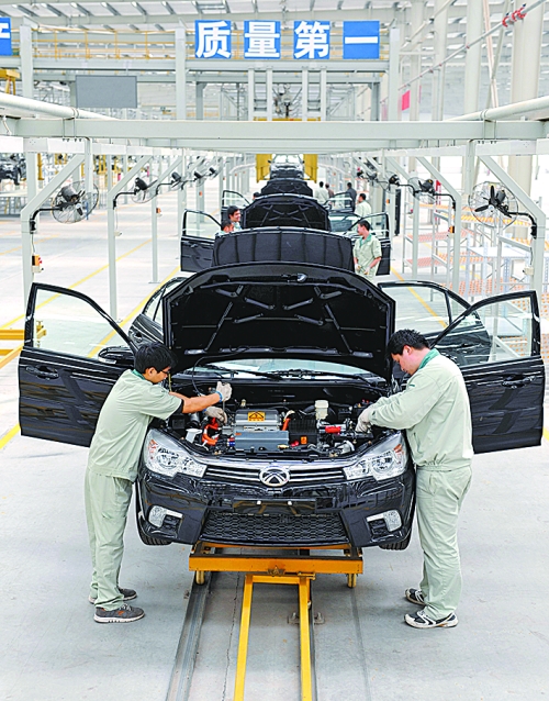 　　4月16日，新鄉(xiāng)市新能電動(dòng)汽車有限公司的工作人員在電動(dòng)汽車生產(chǎn)流水線上作業(yè)。目前，新鄉(xiāng)現(xiàn)有規(guī)模以