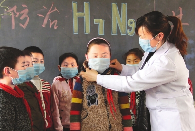 　　4月18日，內(nèi)黃縣第三實驗小學(xué)的老師在為學(xué)生講解如何預(yù)防甲型H7N9流感。當(dāng)日，內(nèi)黃縣第三實驗小