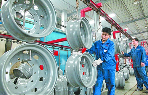 4月25日，許昌恒豐實(shí)業(yè)有限公司的員工正在生產(chǎn)重卡車輪。喬利峰 攝