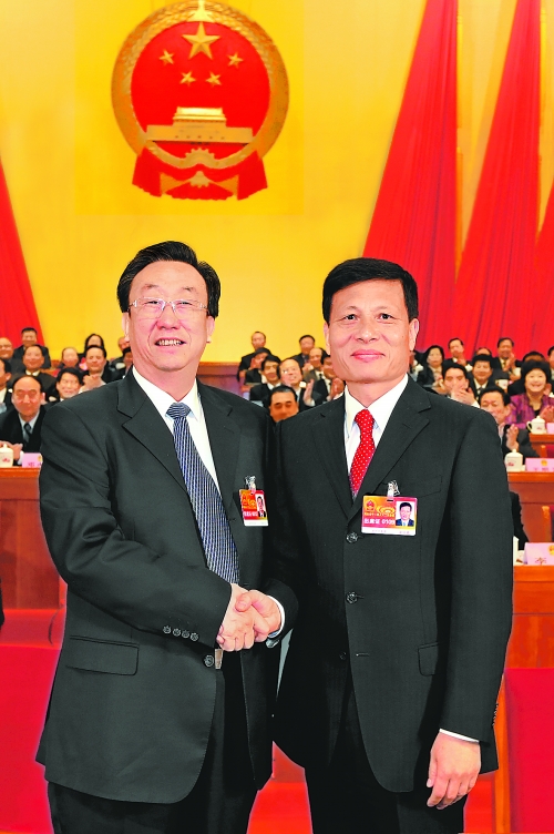 4月2日上午，新當(dāng)選的省人大常委會(huì)主任郭庚茂與新當(dāng)選的省人民政府省長謝伏瞻親切握手。郭宇 董亮 攝