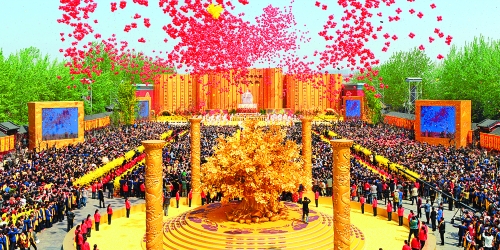 癸巳年黃帝故里拜祖大典于4月12日上午在新鄭舉行，來(lái)自海內(nèi)外的炎黃子孫，共同祭拜中華民族的人文始祖軒