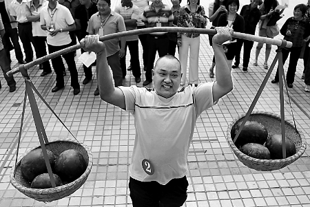 節(jié)會現(xiàn)場，一位瓜農(nóng)正在表演西瓜舉重。