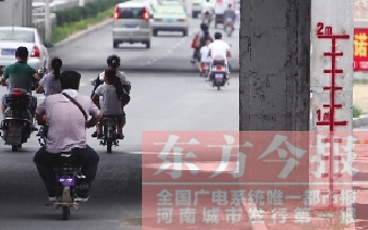 昨日，鄭州市航海路與京廣鐵路立交橋下，用紅線標(biāo)注的“水位警戒線”