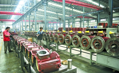 8月9日，南陽(yáng)微特防爆電機(jī)有限公司員工生產(chǎn)出口訂單產(chǎn)品。