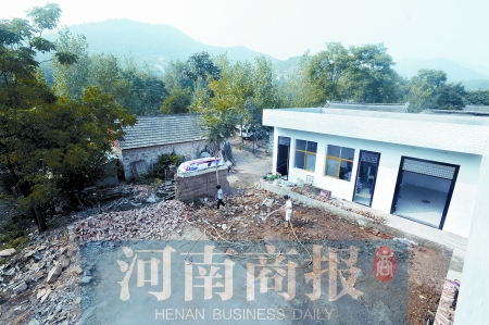 新校舍旁邊，是徐云玲和學生們用了多年的石頭校舍 河南商報記者 鄧萬里/攝