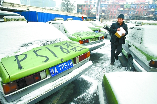 　12月21日，工作人員正在登記套牌出租車、假出租車