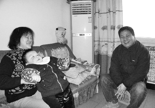 恩人找到了、飯碗保住了，張新明（右）與原竹青都開心地笑了。