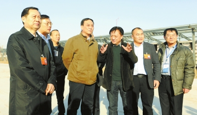 　　鄭州手拉手集團(tuán)董事長賈長明（右三）向省農(nóng)業(yè)廳廳長朱孟洲（右四），省政府副秘書長、省政府駐京辦主任