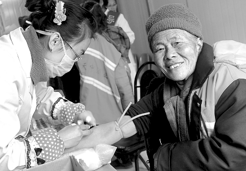 1月14日，汝南縣為全縣460多名環(huán)衛(wèi)工人免費(fèi)進(jìn)行心電圖、胸透等13項(xiàng)健康檢查，并建立了個(gè)人健康檔案
