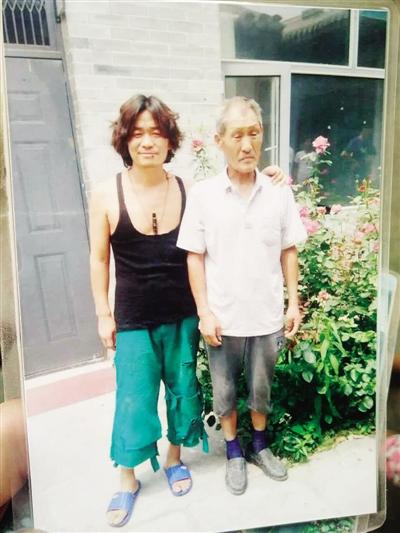 拍片間隙，王寶強與楊林貴在片場合影
