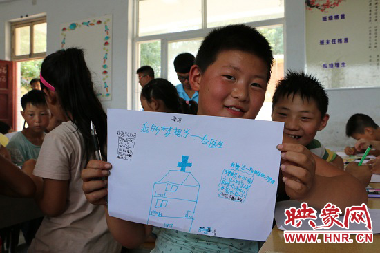 在以“中國夢”主題 的繪畫課堂上，孩子們寫下了自己的夢想
