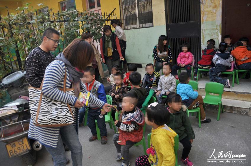 河南駐馬店市高新區(qū)一休幼兒園大門外聚集了數(shù)十位孩子家長,他們是來送孩子上學(xué)的,可是幼兒園大門卻被兩輛面包車里外堵死。周一一大早就遇到這事,不少家長特意給單位請假替孩子討要說法。