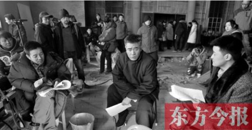 導(dǎo)演安建（左）、主演陳寶國等坐在一起說戲