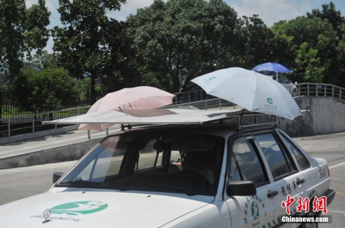 杭州一駕?，F(xiàn)遮陽新招 教練車車頂撐傘