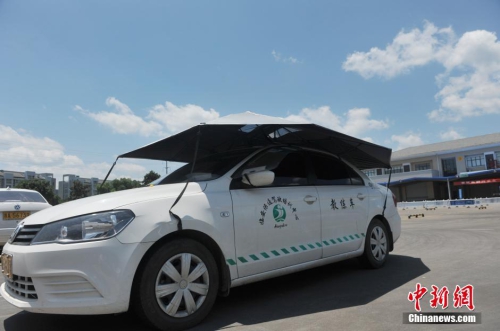 杭州一駕?，F(xiàn)遮陽新招 教練車車頂撐傘
