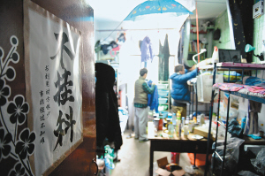 寢室門上的招貼表達了學生們的愿望，其實不逃課、少逃課才是不掛科的保證