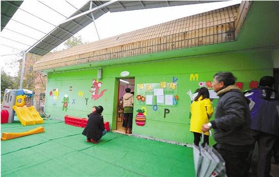 因?yàn)榕卵b修后的氣味影響孩子的健康，包括小葉在內(nèi)，很多家長找到園方，要求換教室.