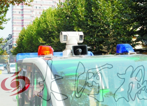 巡查車車頂裝有360度攝像頭,對(duì)路面違章停車行為抓拍取證。