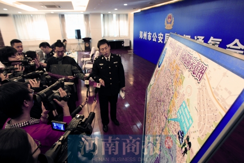 警方負(fù)責(zé)人向媒體介紹戰(zhàn)果，左上圖為警方繳獲的犯罪嫌疑人作案工具 記者 王春勝/圖
