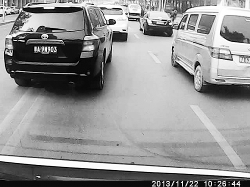 這輛黑色車輛不避讓執(zhí)行緊急任務(wù)的救護(hù)車，并壓著雙黃線變更車道。唐韜/圖