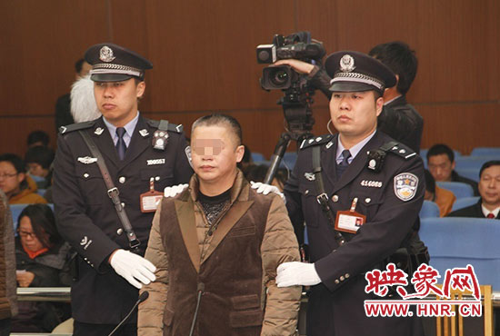 被告人被法警帶上法庭時，身上沒有戒具，也沒有剃光頭。（圖片來源于微博@豫法陽光）